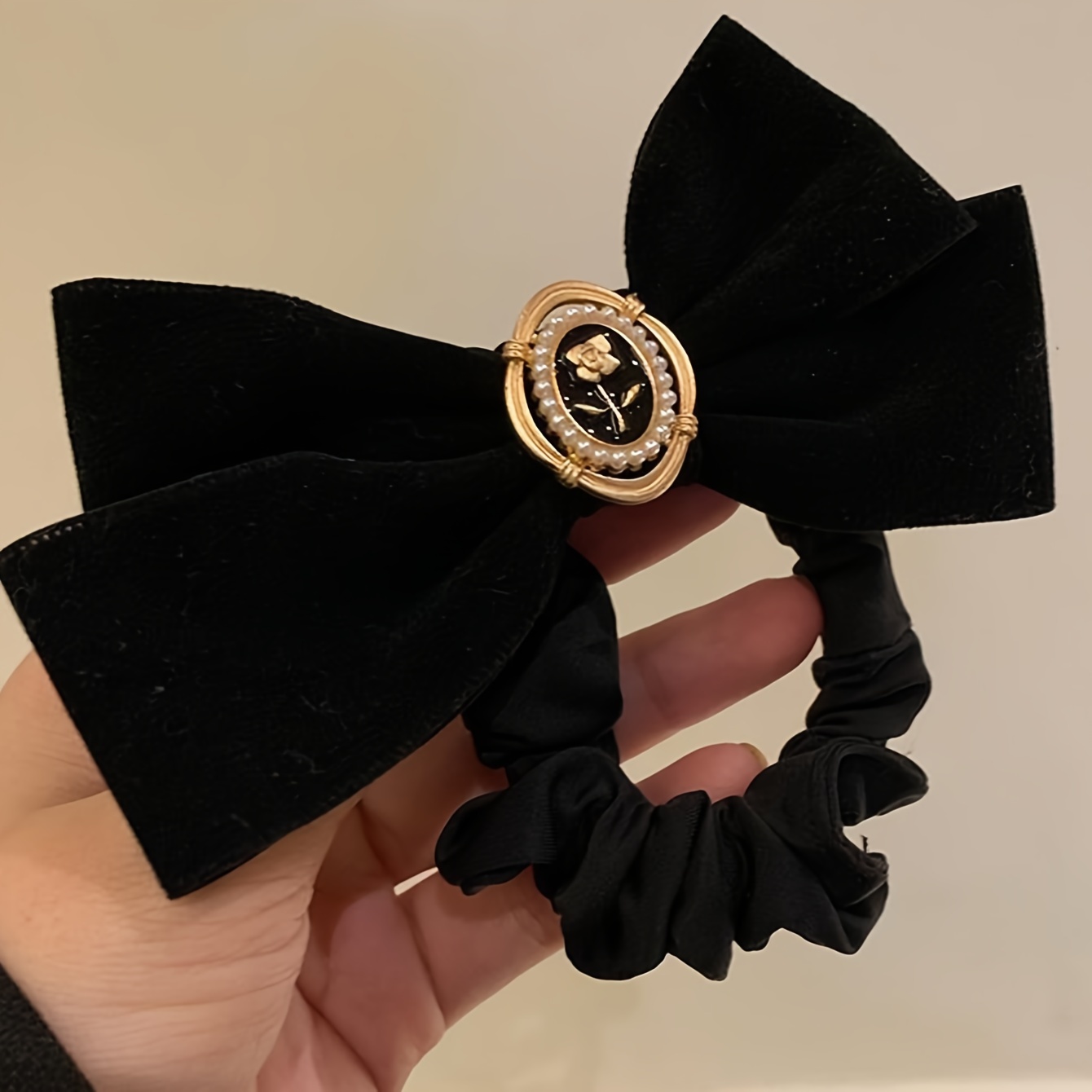 Hair Tie Velvet - Elegante fluwelen strikhaarelastiek met gouden reliëfontwerp